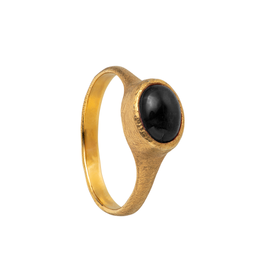 A delicate and textured 18-karat gold band set with a pink onyx cabochon. Hand sculpted by Violette Stehli