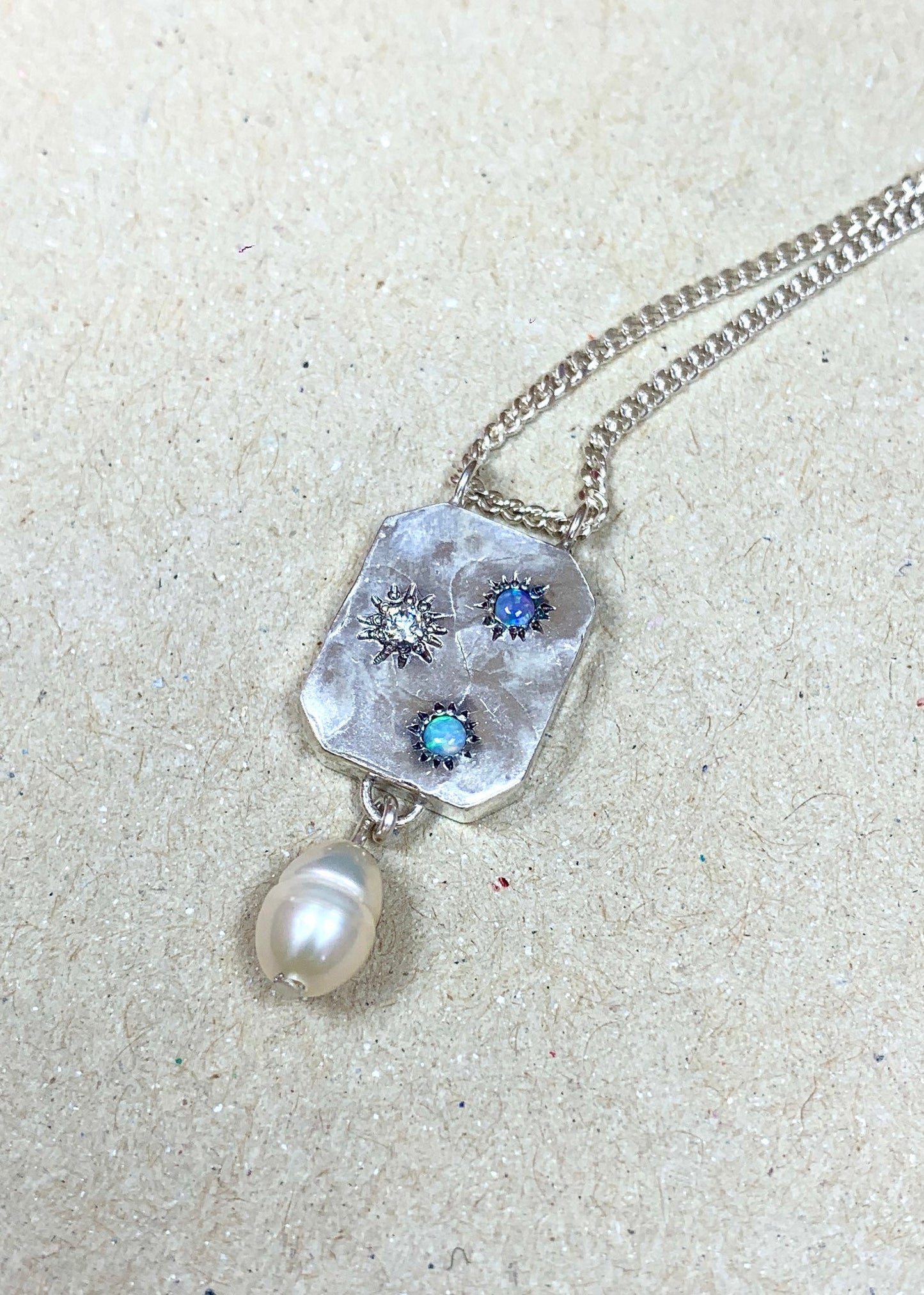 Pendentif diamant, opales, perle baroque