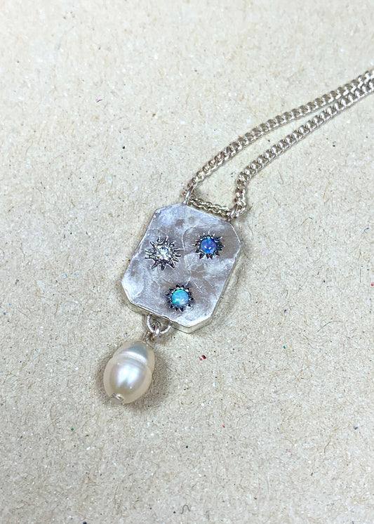 Pendentif diamant, opales, perle baroque