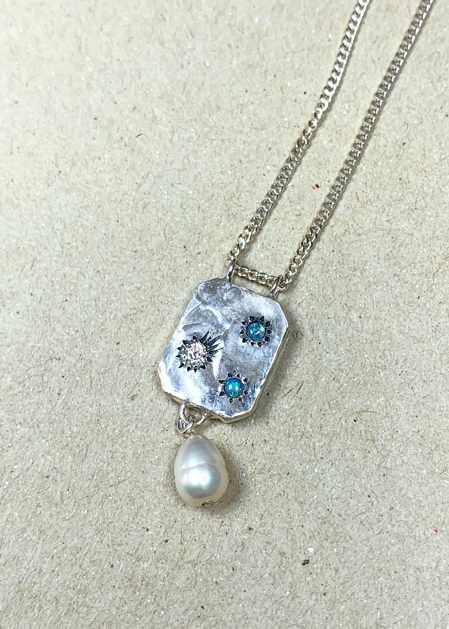 Pendentif diamant, opales, perle baroque